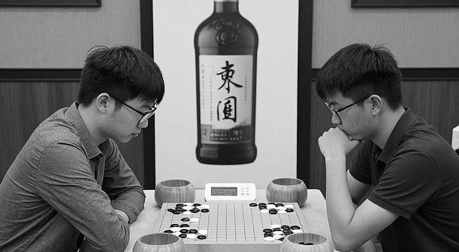 Nước cờ bàn 4 của Gukesh: Khi nhà vô địch thế giới chọn đi sau để đồng đội tiến trước Nước cờ bàn 4 của Gukesh: Khi nhà vô địch thế giới chọn đi sau để đồng đội tiến trước