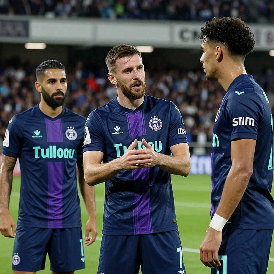 CAHN vs Kashima Antlers: Khoảng trống giữa tiền vệ và hậu vệ mới là nơi trận đấu được định đoạt CAHN vs Kashima Antlers: Khoảng trống giữa tiền vệ và hậu vệ mới là nơi trận đấu được định đoạt