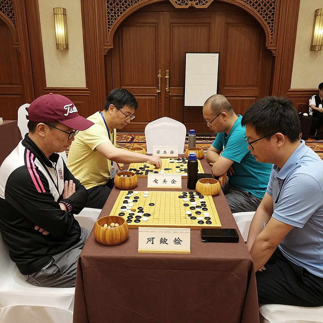 Nước cờ 9...a5: Khi con người tìm lối thoát khỏi cỗ máy